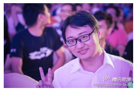 WE教练joker在比赛现场照片